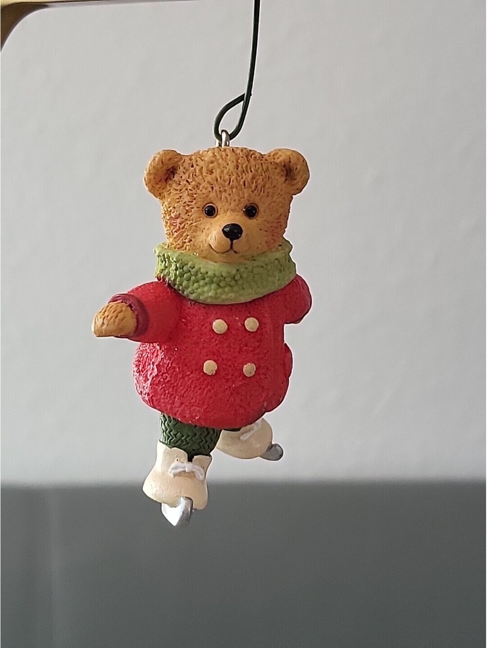 Vintage Christmas Ornament Hallmark Bear Ice Skating 2002 Resin Excellent Cond.
